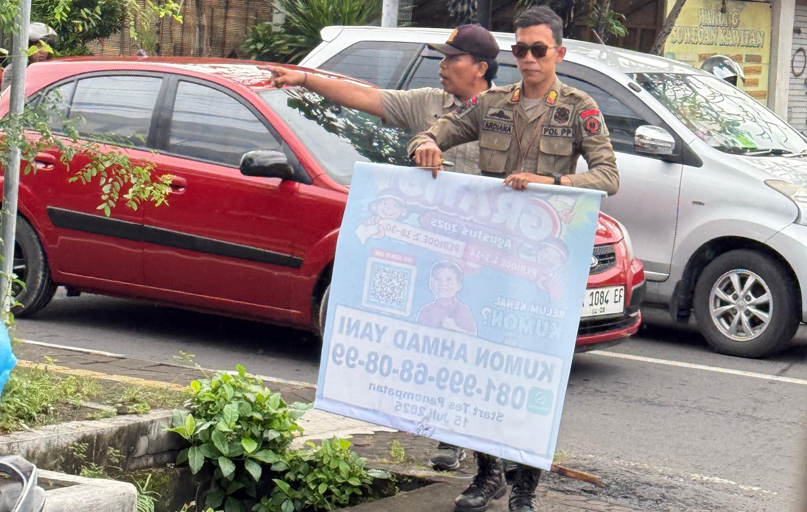 Satpol PP Denpasar Berangus 10 Spanduk Kedaluwarsa